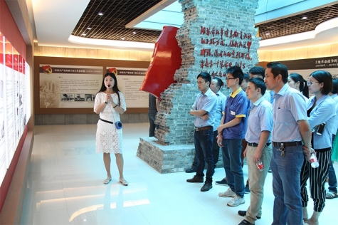 組織參觀抗日(ri)戰争勝(sheng)利70周年(nian)圖片展(zhan)