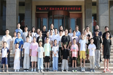 探秘現(xian)代(dai)造(zao)紙 觸摸古(gu)今文(wén)明 | 景興紙業“紙二代(dai)”走(zou)進(jin)生(sheng)産(chan)現(xian)場(chang)